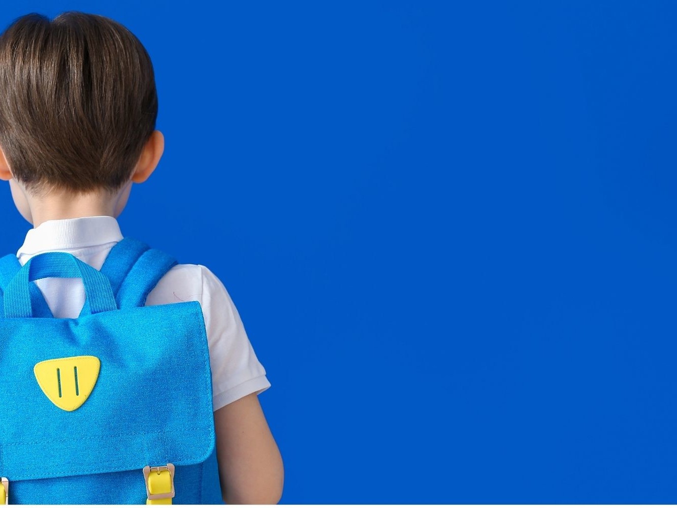 Petit garçon avec sac à dos bleu