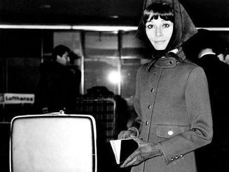 Audrey Hepburn à l'aéroport avec son sac Speedy de Vuitton