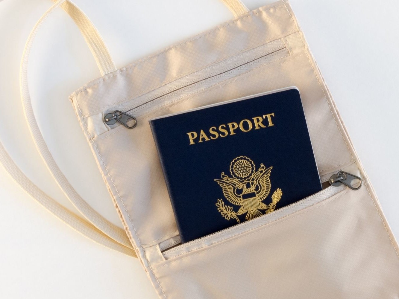 Pochette secrète avec passeport